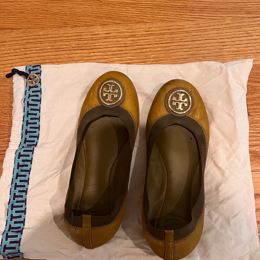 Tory Burch ballet flats. Nice forest green color, with pouch bag.